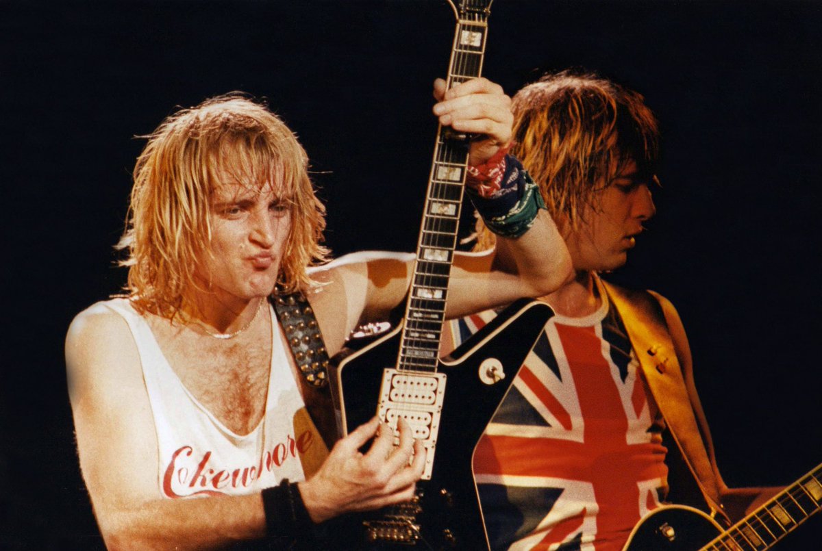 Def Leppard On Twitter Gunter Gleiben Glauchen Globen Celebrating confetti-crowd-pretty-little-thing-2000s-fashion-look-fashion-retro
