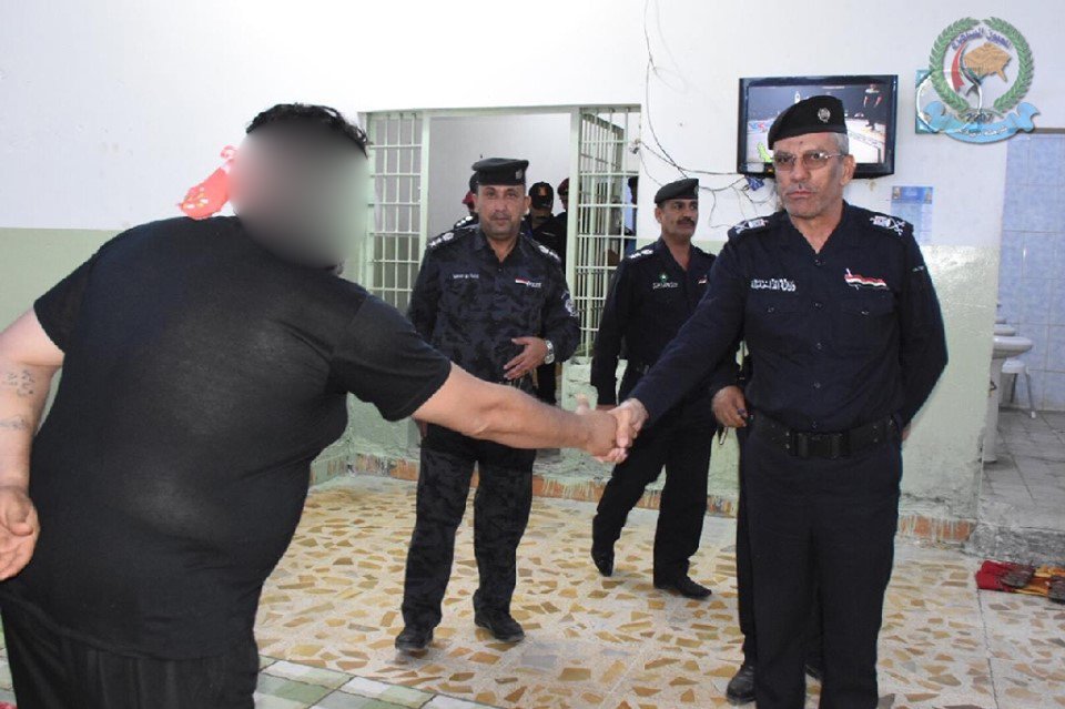 alsahroon's tweet photo. قائد شرطة ذي قار يتفقد مركز شرطة الساهرون في الناصرية للاطلاع على الخدمات الأمنية المقدمة للمواطنين
 https://t.co/5yHknrXpLp https://t.co/2BqL6XaYD6