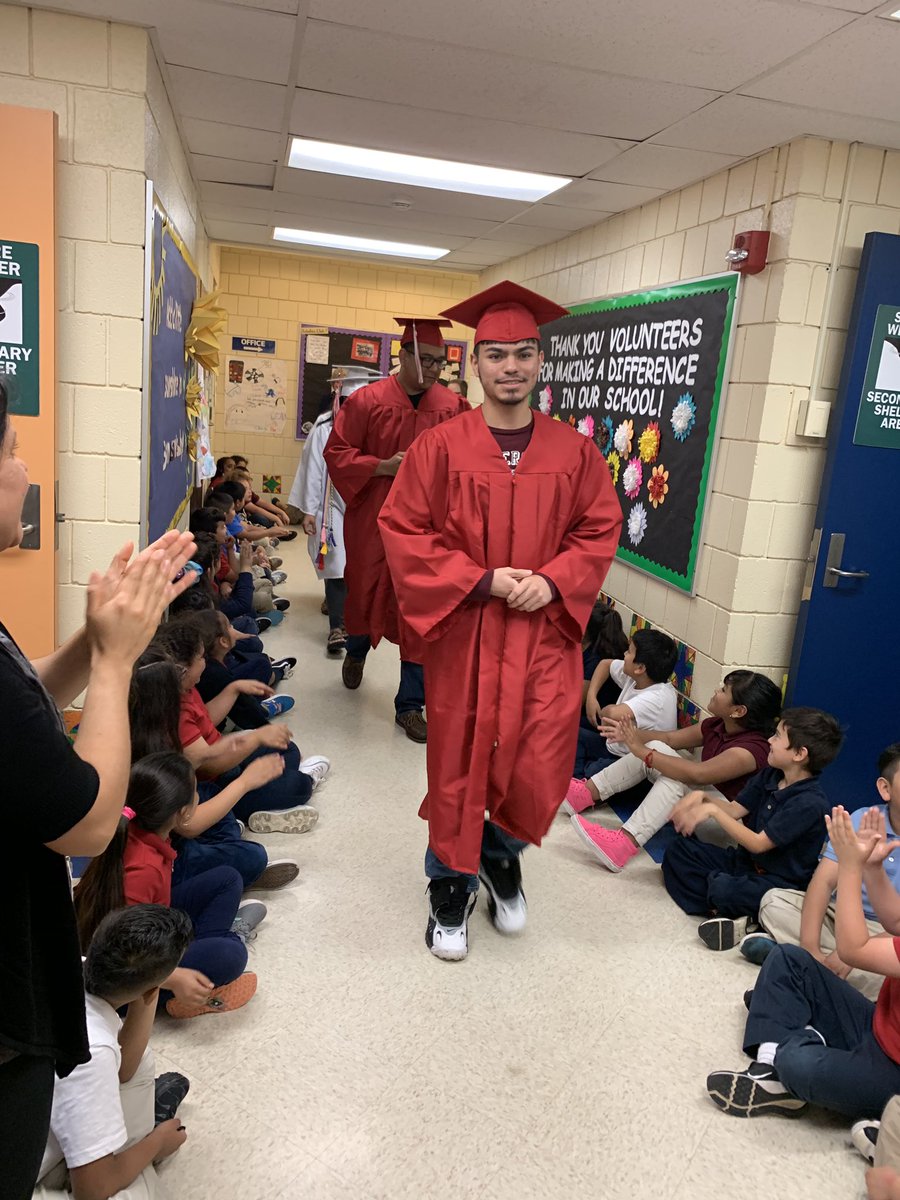 CloudEagles's tweet image. Having former Cloud students come and walk the halls in their caps and gowns was a highlight!! Showing our students that they too can be #FutureReady! #WPSPROUD #CloudProud