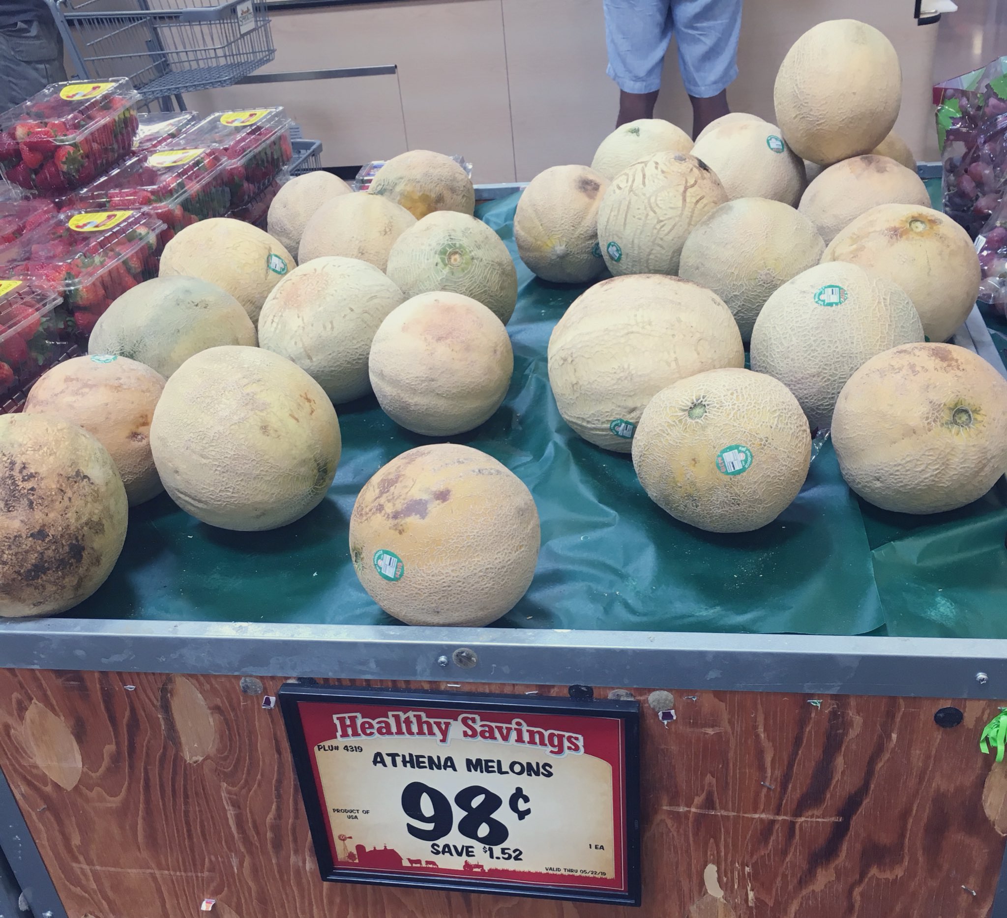 Marikoumeda うめだま 欧米の同僚に 日本ではメロンは高級フルーツの一種だというと驚かれます アメリカではシーズンだと 高級スーパーだってひと玉1ドル切る シーズン外でもだいたい2 3ドルなので たくさん食べれるお安いフルーツ 逆にいうと