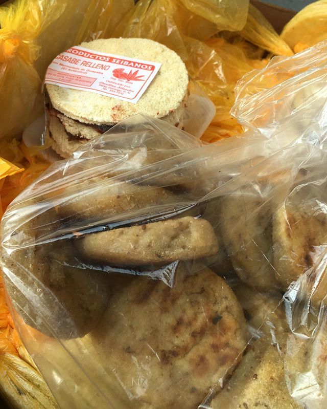 idominicanas's tweet photo. Encontramos un vendedor de #panecicos o #bobotes en las inmediaciones de la Parada del Km 9 y no pudimos resistir a comprarle uno ¿Han probado este #panartesanal hecho de yuca horneada? https://t.co/p46MBUEdqX https://t.co/1GuLooSuDE