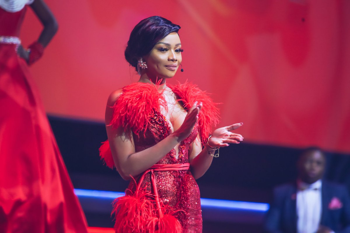 Bonang's tweet photo. Little red riding hood....💉 #PSLAwards19 https://t.co/7K1dQFCdDg