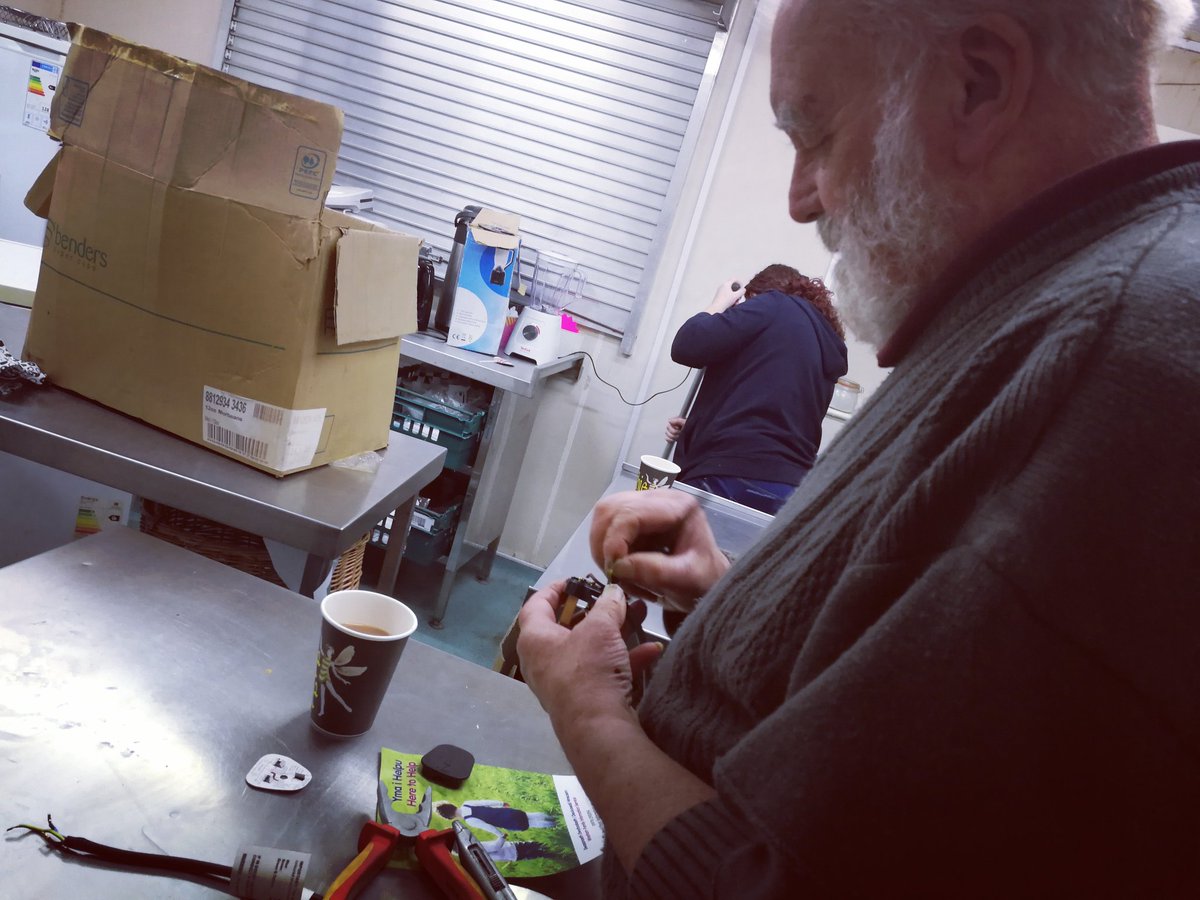 Gwaith Tîm! 💪🏻
<a href="/CaiaFood/">Paige Clear</a> Volunteer Hayley &amp; John from Ven's Shed come together to help out at <a href="/TheVenture78/">Y Fenter C.P.I.  | The Venture I.C.C.</a> Community Kitchen. 
#Cymunedol #Community #Gwirfoddoli #Volunteering #Wrecsam #Wrexham