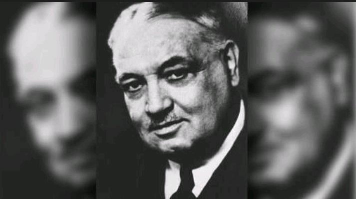 Rıhtımda kalanlar bu seyahatten elemli, Günlerce siyah ufka bakar gözleri nemli. Biçare gönüller! Ne giden son gemidir bu! Hicranlı hayatın ne de son matemidir bu..
-Yahya Kemal Beyatlı