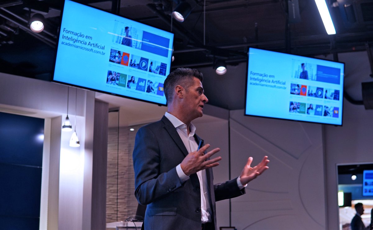 MicrosoftBr's tweet photo. A Microsoft acaba de lançar a AcademIA, plataforma de capacitação com cursos gratuitos de inteligência artificial. No lançamento, @AnthonySalcito, VP Global de Educação da Microsoft, ressaltou a necessidade da tecnologia na preparação dos profissionais. https://t.co/xiVyIjzOzt https://t.co/kxZomz0lf3
