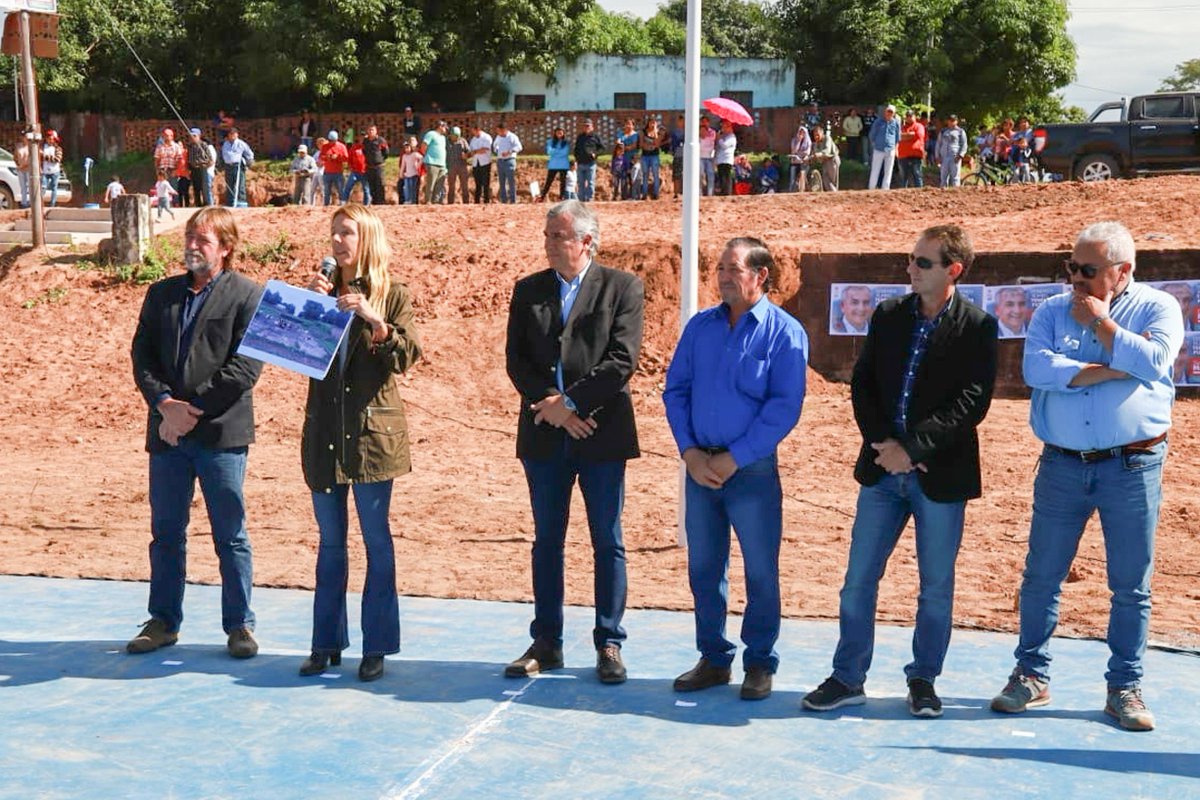 MInterior_AR's tweet photo. Agua potable, desagües, cloacas, calles, veredas, iluminación y mejor espacios públicos en #Jujuy. Festejos en la inauguración de obras que benefician a 4.000 familias de #Yuto, #Vinalito y #AltoComedero. #UnMejorLugarDondeVivir https://t.co/JETjiXucX6 https://t.co/wT16mj1bpt