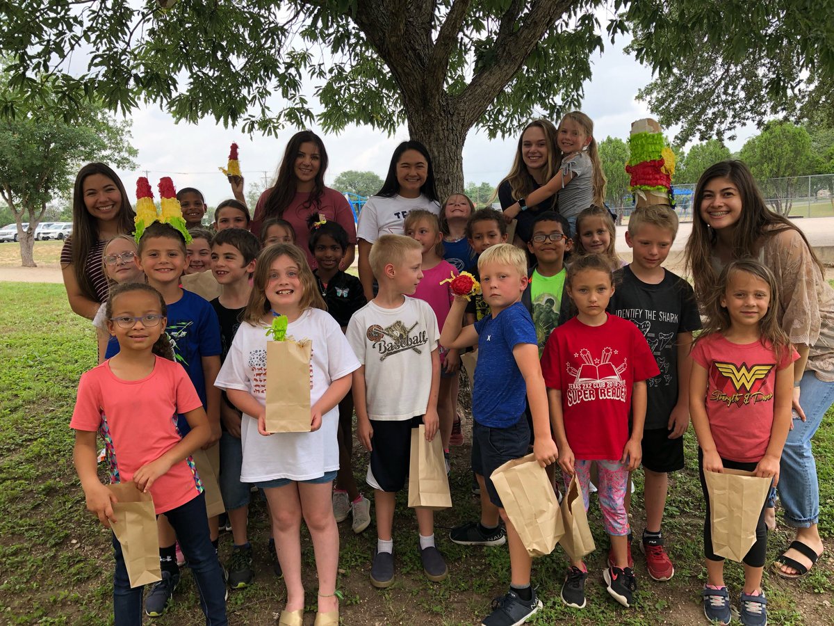 LISDHSSpanish's tweet photo. Muchas Gracias @brazosandjordi 1st grade class! We are proud at how much you learned. We will miss you! #seniors2019 #APSPANISH4 @NatalieTrubee @mgarzaa19 @heysk9 @torimartinez524 @LampasasHS https://t.co/Lfhk6YoEou