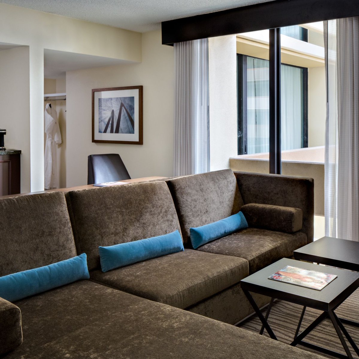 HoustonMarriott's tweet image. Our oversized Suites are perfect for entertaining! You'll love the added room space during your next stay at our #HoustonHotel. #SuiteLife #SuiteLiving #Houston #VisitHouston bit.ly/2KzeL8n