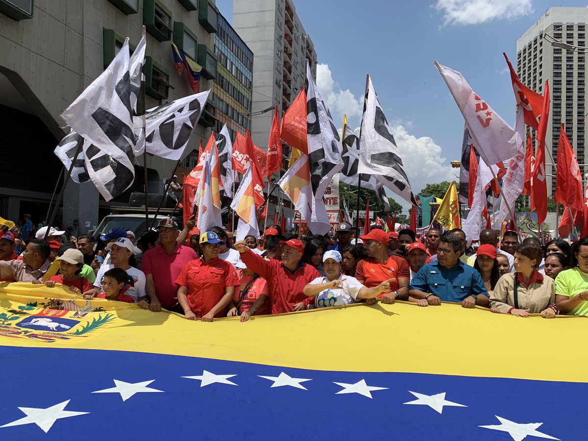 pinfantea's tweet photo. ¡CARACAS SE DESBORDA DE AMOR! 🇻🇪✊🏽🔥

Hoy celebramos #1AñoDeVictoriaPopular hace un año el pueblo ratificó al Pdte @NicolasMaduro para continuar frente a la Patria, cumpliendo con el legado del comandante Chávez.

¡Leales siempre, traidores nunca! ❤️ https://t.co/QVHcUU9SXR