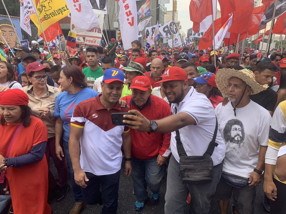 pinfantea's tweet photo. ¡CARACAS SE DESBORDA DE AMOR! 🇻🇪✊🏽🔥

Hoy celebramos #1AñoDeVictoriaPopular hace un año el pueblo ratificó al Pdte @NicolasMaduro para continuar frente a la Patria, cumpliendo con el legado del comandante Chávez.

¡Leales siempre, traidores nunca! ❤️ https://t.co/QVHcUU9SXR