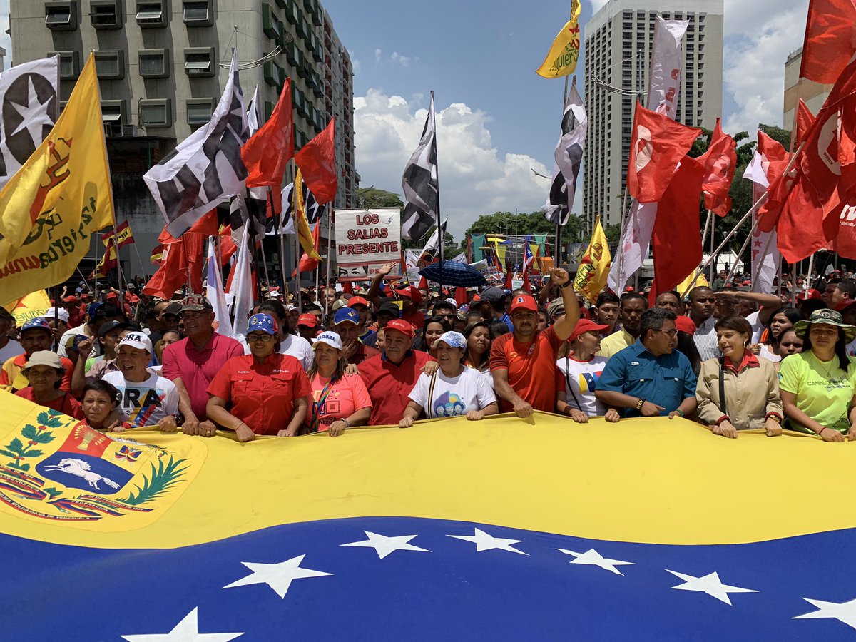 pinfantea's tweet photo. ¡CARACAS SE DESBORDA DE AMOR! 🇻🇪✊🏽🔥

Hoy celebramos #1AñoDeVictoriaPopular hace un año el pueblo ratificó al Pdte @NicolasMaduro para continuar frente a la Patria, cumpliendo con el legado del comandante Chávez.

¡Leales siempre, traidores nunca! ❤️ https://t.co/QVHcUU9SXR