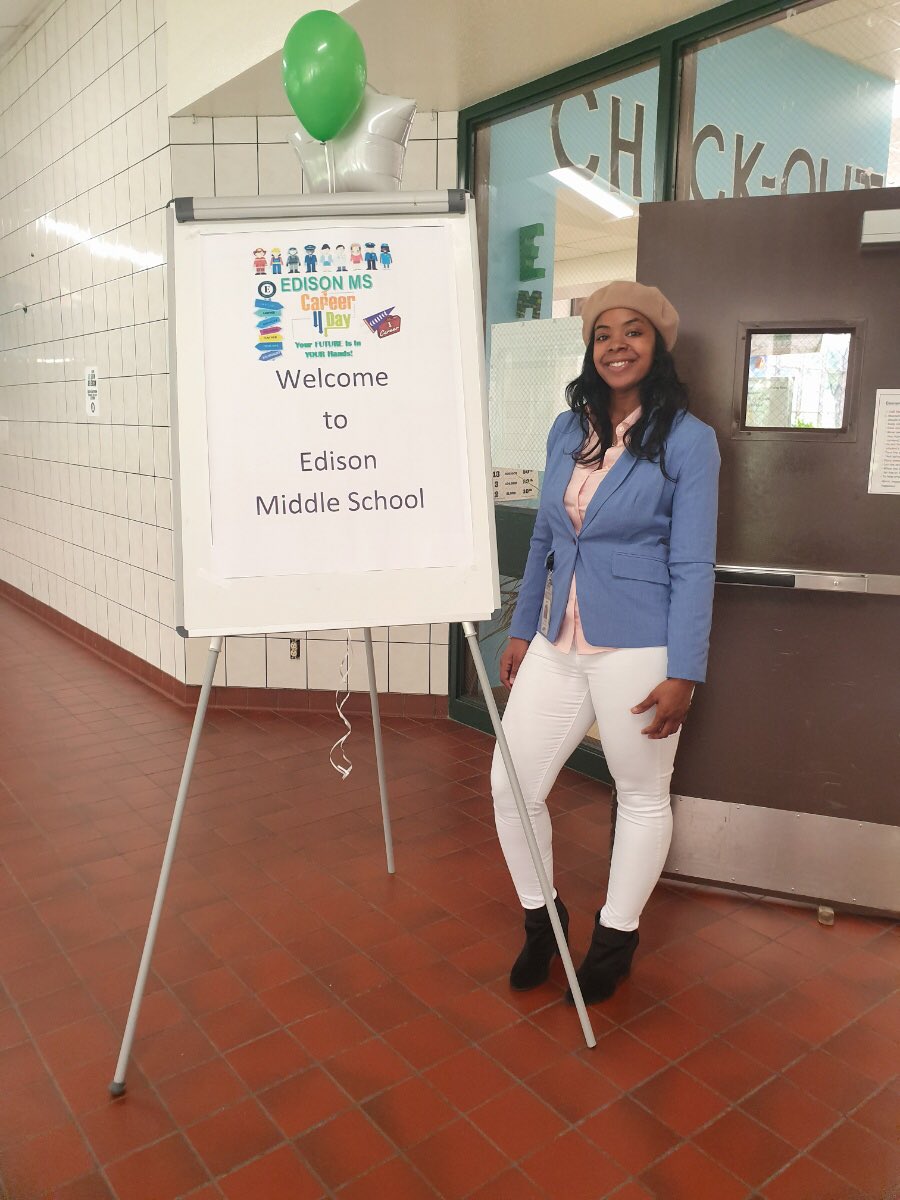 BrownWarrens's tweet photo. I appreciate how @B_BrassFSM used Career Day as an opportunity to expand young minds. Students learned the innovations of @Samsung and saw the difference between the S10 Camera and the iPhone camera. #expandingyoungminds https://t.co/yU78mIruwB