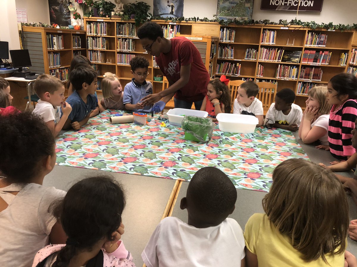 srburnham326's tweet photo. Our first graders love learning from high schoolers! @MChristineYates @MrsLeesLibrary @MelissaTReams #verticalcollaboration @ccpsinfo https://t.co/I8EWHrnxze