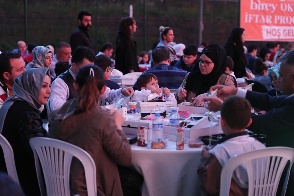 Bu akşam ki iftarımızı Başakşehir Birey Okulları’nın düzenlemiş olduğu iftar yemeğinde öğrencilerimiz ve aileleriyle bir araya gelerek yaptık.