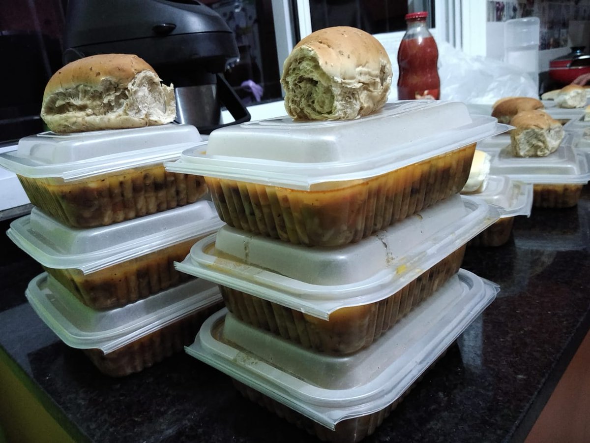 Barchux's tweet photo. El día sábado con mis amigos fuimos por las calles de Morón a darle una bandeja de comida a la gente que vive en la calle. Necesito que me ayuden a difundir para conseguir donaciones de ropa, zapatillas, frazadas, pañales y juguetes
RT para que llegue a más gente🙏🏻 https://t.co/MK1ZImu3Bv