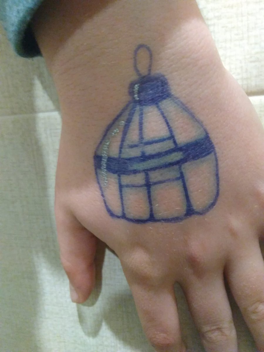 Para que luego digan que la escuela aburrida no desarrolla la creatividad... La mano-lienzo de mi pequeño Eneko este último mes. 1ºESO