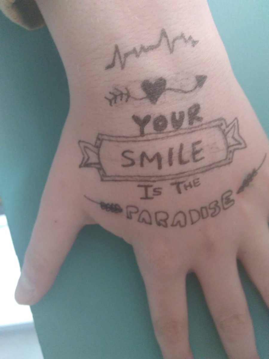 Patxolan's tweet photo. Para que luego digan que la escuela aburrida no desarrolla la creatividad... La mano-lienzo de mi pequeño Eneko este último mes. 1ºESO https://t.co/nsDrNjaQMk