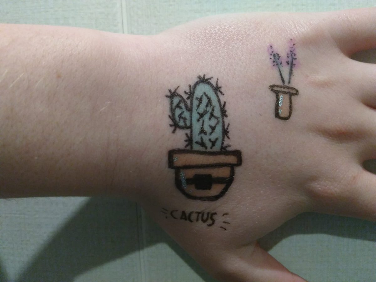 Patxolan's tweet photo. Para que luego digan que la escuela aburrida no desarrolla la creatividad... La mano-lienzo de mi pequeño Eneko este último mes. 1ºESO https://t.co/nsDrNjaQMk