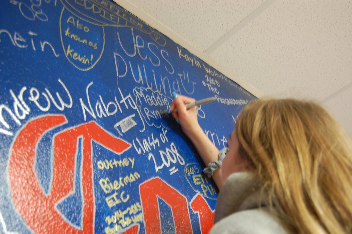 MSHSJournalism's tweet photo. Important moment for Common Sense seniors @maddie_rynes and @isabel_kimminau #tagthewall https://t.co/qkNevVa0Hu