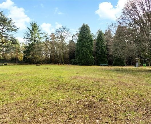 HamptonsFarnham's tweet photo. #mondaymansion

Fantastic family home situated in a quiet residential road in secluded gardens of approximately four acres.
👉 Stables 🏇
👉 Tennis Court 🎾
👉 Beautiful gardens 🏞
👉 Annexe
👉 Scope for further improvement
👉 GP £1,975,000 https://t.co/MI8N2Ud02Y