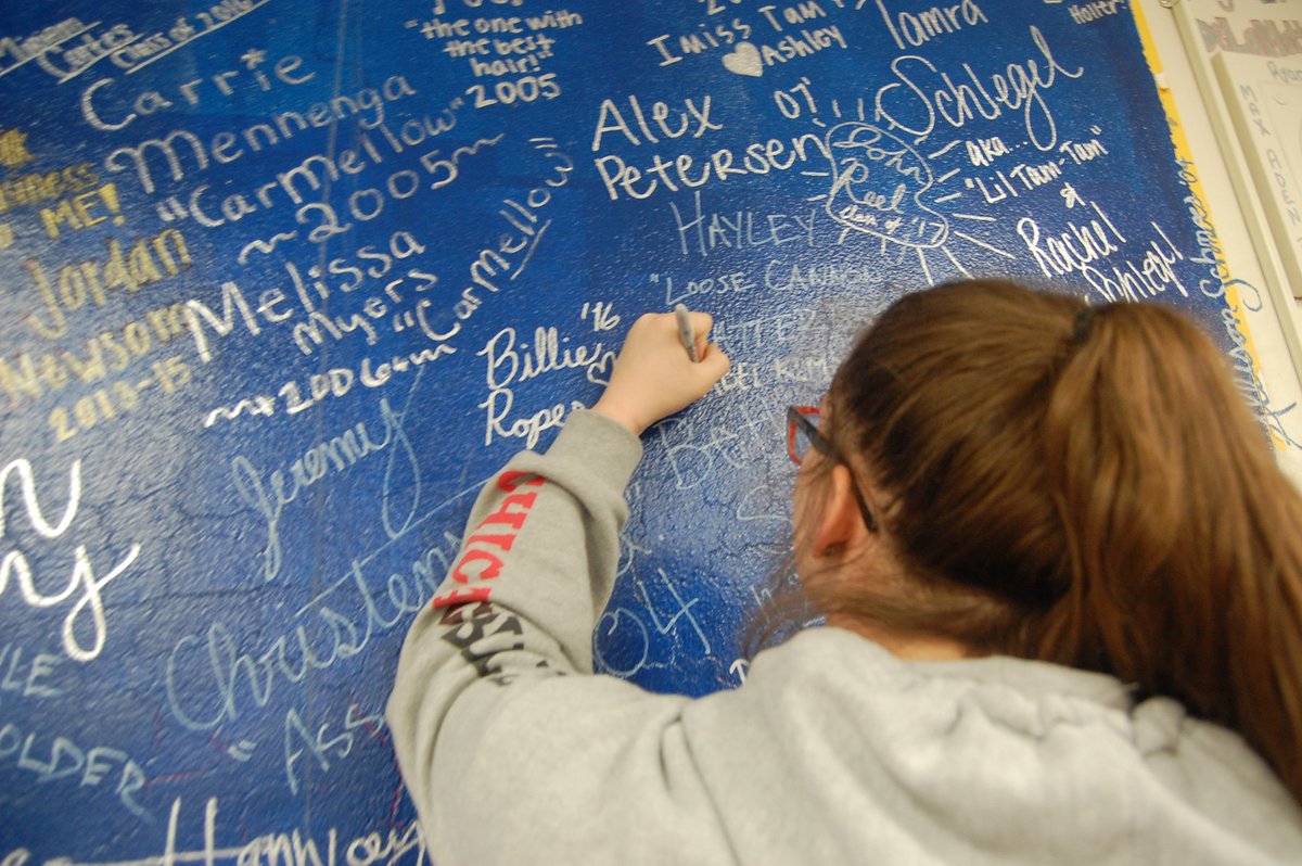 MSHSJournalism's tweet photo. Important moment for Common Sense seniors @maddie_rynes and @isabel_kimminau #tagthewall https://t.co/qkNevVa0Hu