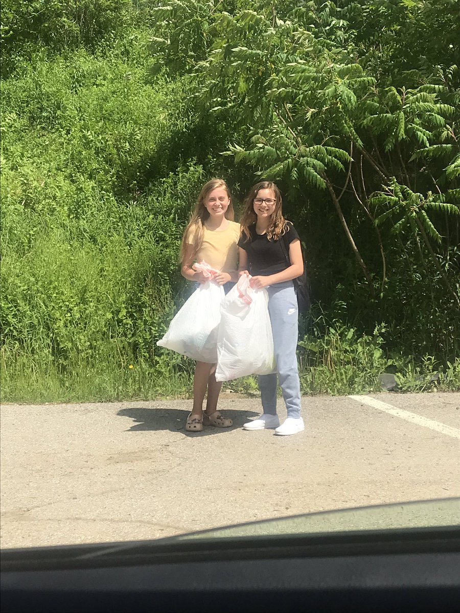 MrsTusick's tweet photo. I spy 2 of our @NorthgateMiddle school students cleaning up the grounds all on their own❤️ I think our #advisory is inspiring service projects in the community. Amazing things happening @NorthgateProud @MrsSmithNGSD @MrsFrancisNGSD https://t.co/IayxBDJeEv