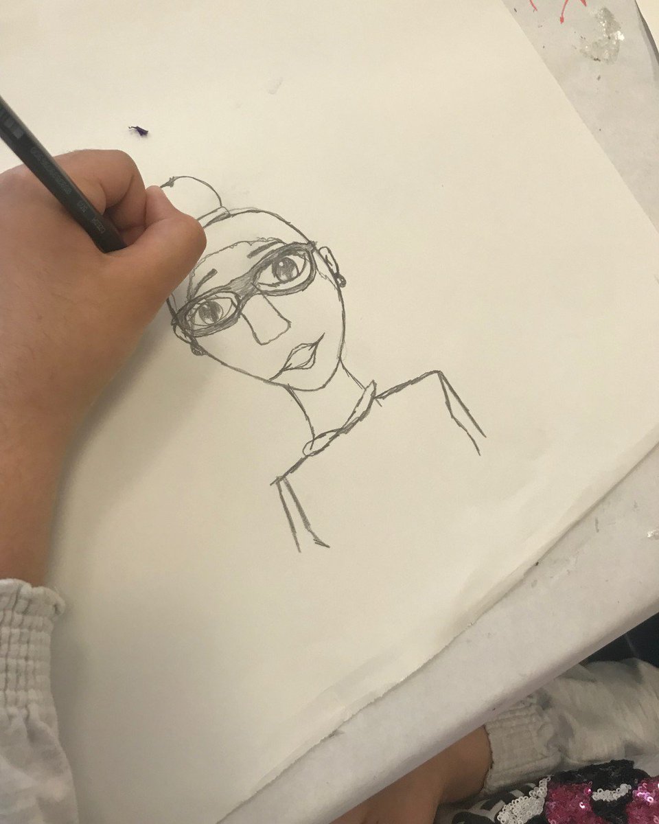 HudsonRivMuseum's tweet photo. The sun came out just in time for a special @YonkersSchools visit to the #HRM! These 6th graders from Rosemarie Ann Siragusa School came to experience portraiture in our galleries & take part in drawing workshops, thanks to support from #ArtBridges. #MuseumEdMonday #ArtEducation https://t.co/b8mUsUzmv2