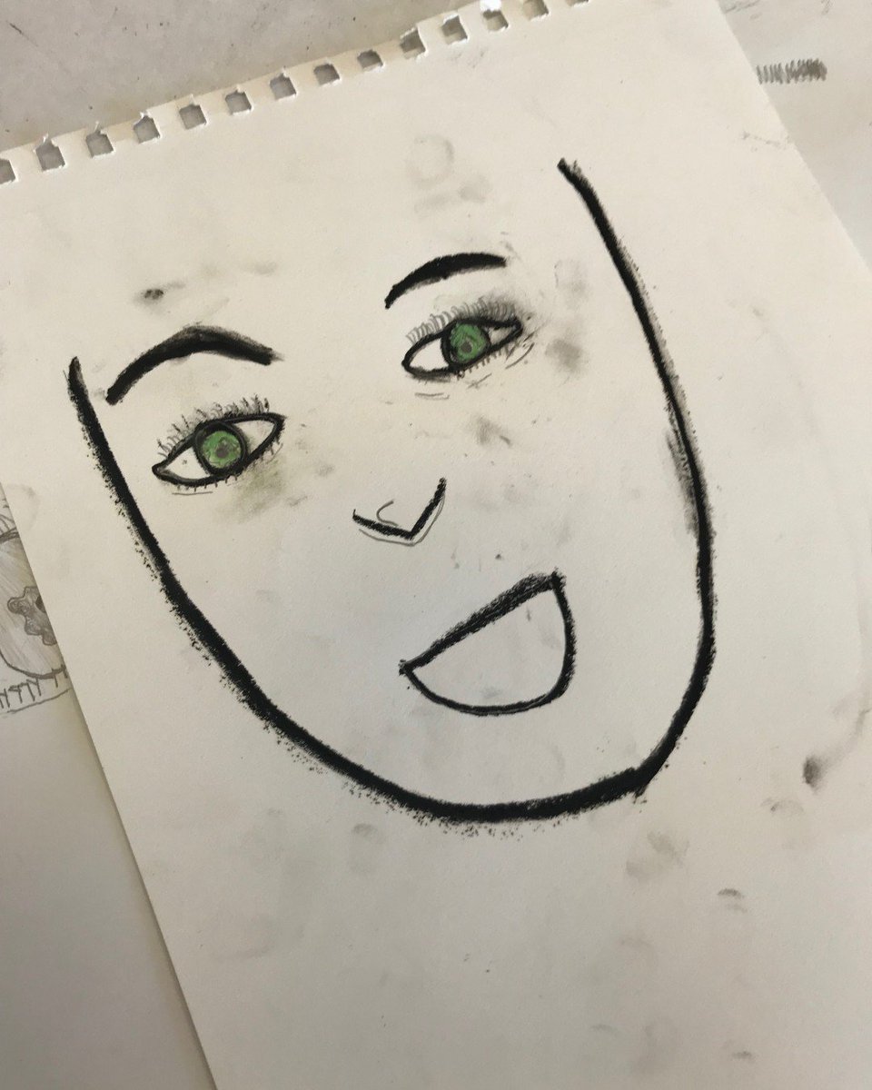 HudsonRivMuseum's tweet photo. The sun came out just in time for a special @YonkersSchools visit to the #HRM! These 6th graders from Rosemarie Ann Siragusa School came to experience portraiture in our galleries & take part in drawing workshops, thanks to support from #ArtBridges. #MuseumEdMonday #ArtEducation https://t.co/b8mUsUzmv2