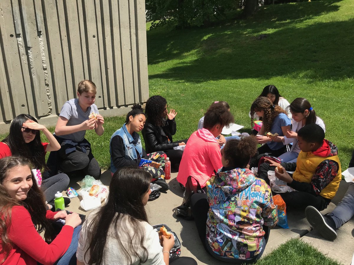 HudsonRivMuseum's tweet photo. The sun came out just in time for a special @YonkersSchools visit to the #HRM! These 6th graders from Rosemarie Ann Siragusa School came to experience portraiture in our galleries & take part in drawing workshops, thanks to support from #ArtBridges. #MuseumEdMonday #ArtEducation https://t.co/b8mUsUzmv2