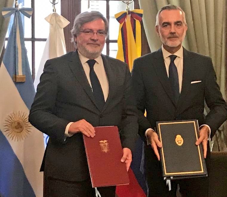 Hoy, en el marco de la III Reunión de Consultas Políticas Ecuador - Argentina, suscribimos el Memorando de Entendimiento sobre Cooperación entre la Academia Diplomática del Ecuador y el Instituto del Servicio Exterior de la Nación Argentina. #DiplomaciaActiva 🇪🇨 🇦🇷