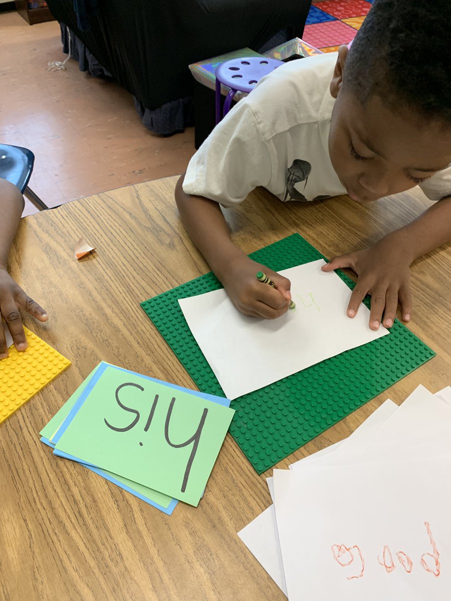 MsZellhofer's tweet image. Ss used @LEGO_Group base plates for #multisensory sight words 👏🏻☺️ #teachertweets #EducationNation #teamBCPS 
@ScottsBranchES @LTillSBES @amcbride28