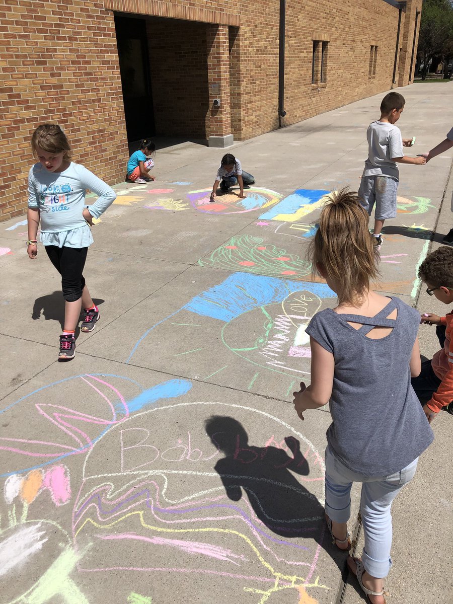MrsNordstogSC's tweet photo. When kids are outside doing chalk on a gorgeous afternoon, you join ☀️ #counselortips @LakeAgassizGFPS https://t.co/hRPt4GHPT8