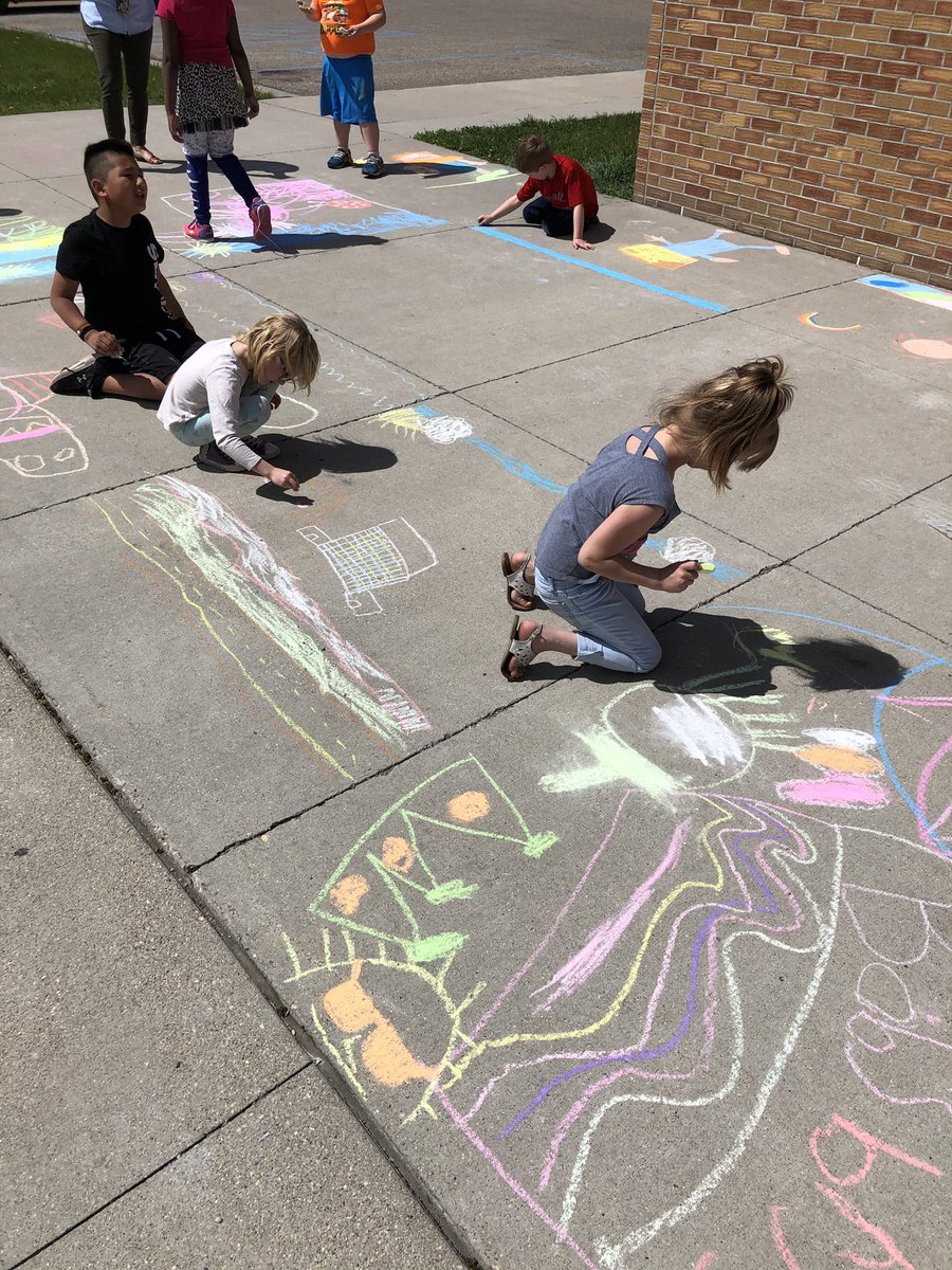 MrsNordstogSC's tweet photo. When kids are outside doing chalk on a gorgeous afternoon, you join ☀️ #counselortips @LakeAgassizGFPS https://t.co/hRPt4GHPT8