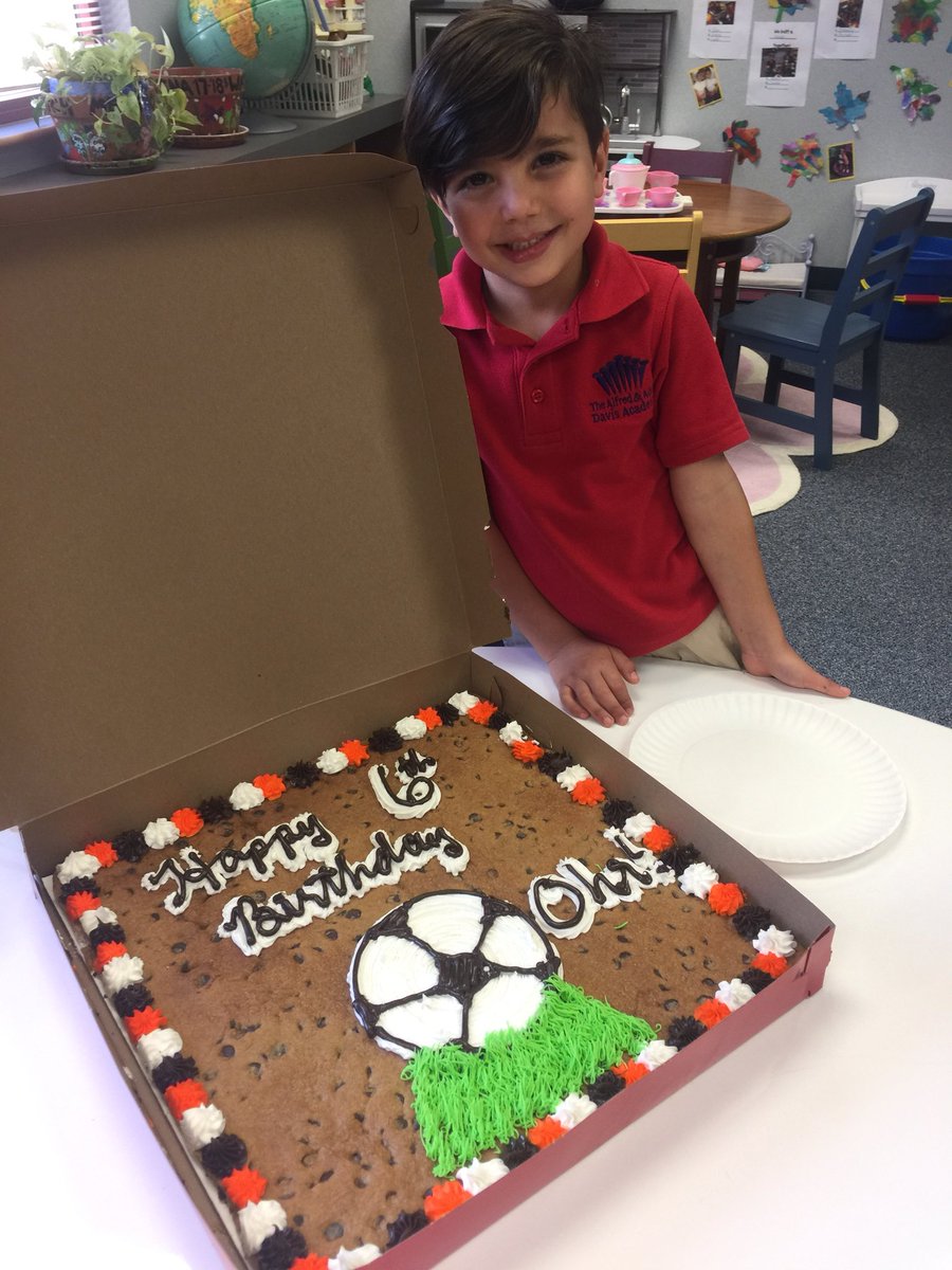 LNozME's tweet photo. It’s always fun when the Mystery Reader also comes to help celebrate with a surprise birthday celebration! #DavisMe https://t.co/27l3negyKw
