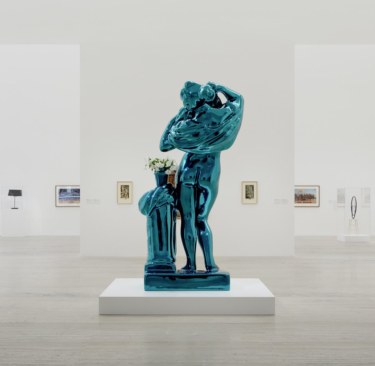 JeffKoons's tweet photo. So appreciative of @museojumex, #EugenioLópez, #MassimilianoGioni for organizing Appearance Stripped Bare. It is a dream to have this exhibition with #MarcelDuchamp. There are special moments such as this view of Metallic Venus … LHOOQ https://t.co/mSBtE1cpyY