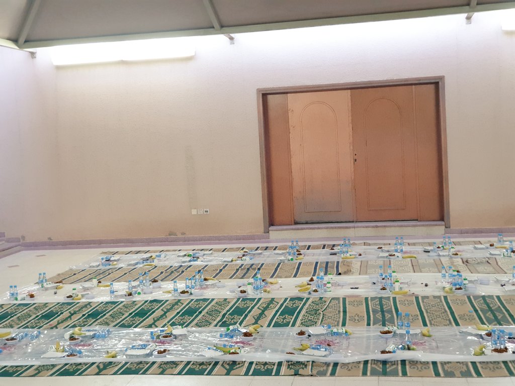 alhada1432's tweet photo. مسجد الأمير نواف بن فيصل في حي الهدا غرب #الرياض يقدم يوميا في #رمضان وجبات إفطار للصائمين عبارة عن : ( ماء بارد، تمر، أرز مع دجاج، شوربة ساخنة، لبن أو عصير بارد، فاكهة )؛ وذلك بعد حلقة تصحيح التلاوة ومشاهدة المحاضرة الدينية بلغات مختلفة. https://t.co/fSQLJPDNWg