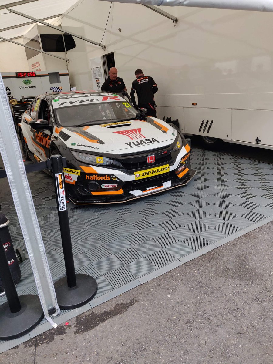Laura_Bocking11's tweet photo. Had a great day yesterday watching and supporting my team. Had a great surprise gift 🚗🏁 @thruxtonracing @MattNealRacing @DanCammish @hondaracingbtcc https://t.co/JO3f8Tjtsg