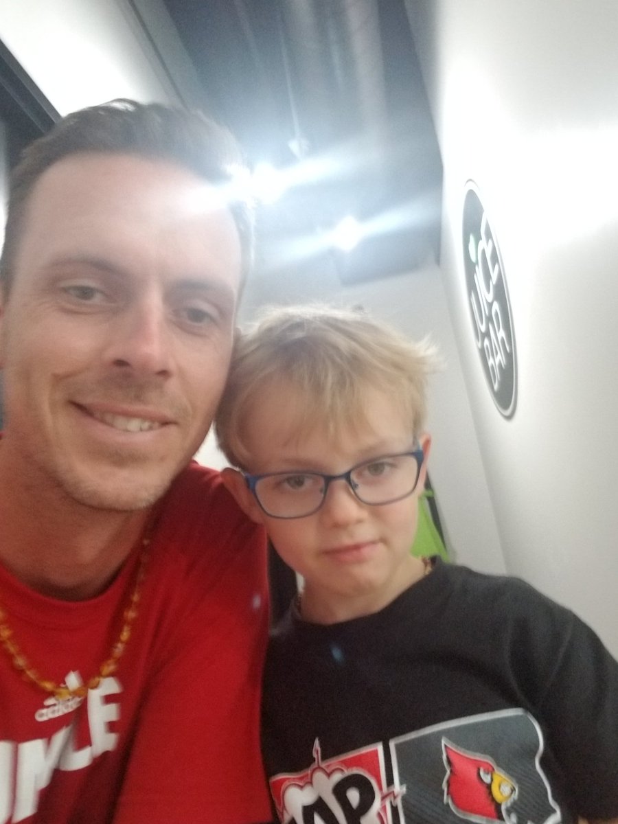 JG_Tecnifibre's tweet photo. Bragging on my son. First time with glasses and embraces it fully. He is proud to wear them, and I'm super proud of him
#pleasedontbreak https://t.co/yY149X9UeQ