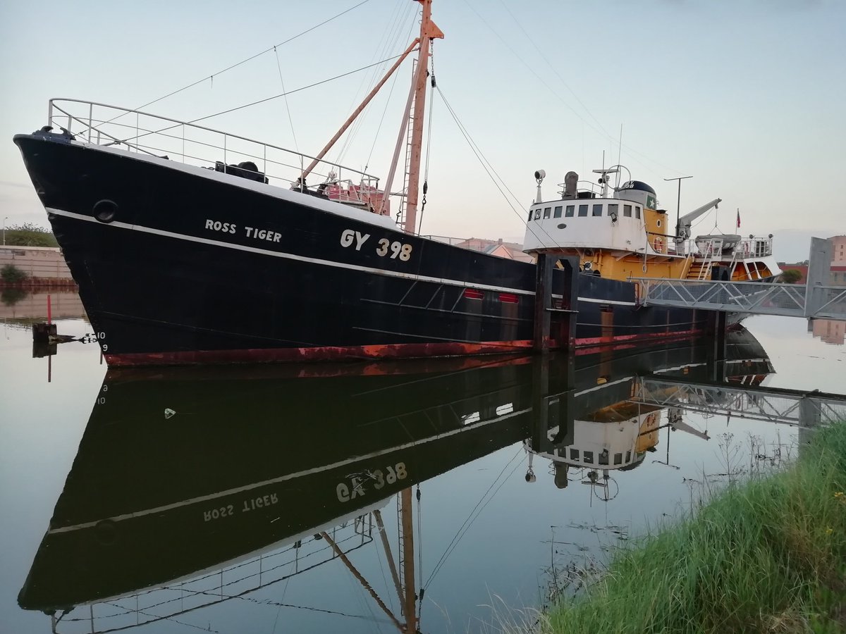 Ornsby1's tweet photo. Checking the movement of the new gangway tonight at a very full #AlexandraDock, Great #Grimsby. Found myself reflecting on our special #heritage! All looking good! Great job from @ebacon1899! https://t.co/cNYHJOQwMQ