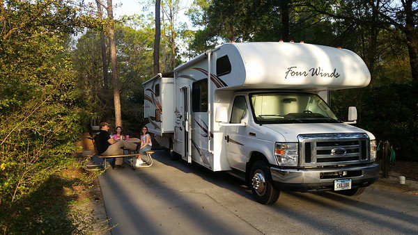 Dreaming of an epic #roadtrip this year? Are you thinking about renting an #RV ? All the tips you need : RV Rental 101! #camping bit.ly/30mpdZY