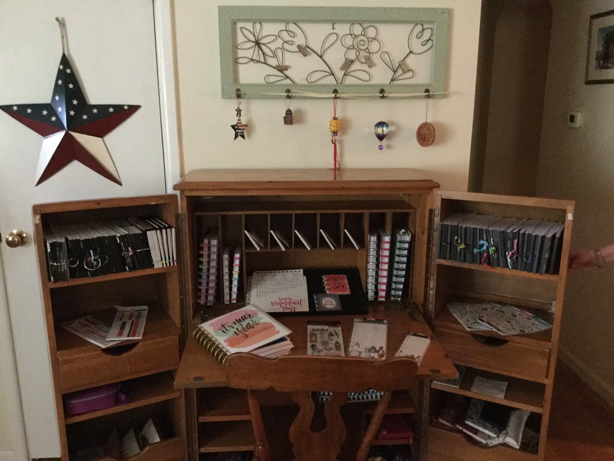 futurewriter13's tweet image. Here are #afterpictures of my new planning desk! #plannerdesk #planningspace #plannergirl