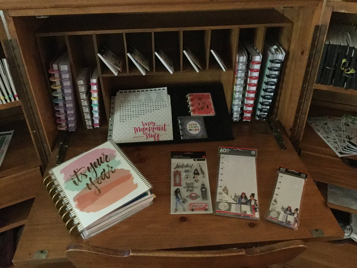 futurewriter13's tweet image. Here are #afterpictures of my new planning desk! #plannerdesk #planningspace #plannergirl