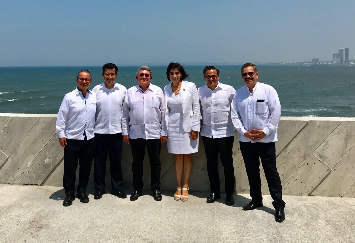 AbogadoWinckler's tweet photo. Con mis amigos Fiscales Generales del Sureste del país, nuestro representante de FGR y la Secretaria Técnica de la #CNPJ con quienes me une el interés de seguir pugnando por una Procuración de Justicia más accesible para los mexicanos. #NadiePorEncimaDeLaLey https://t.co/n9U3YQ4qw8