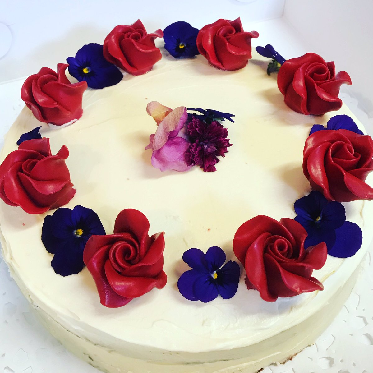 DisTerschelling's tweet photo. Afgelopen zaterdag taarten mogen maken voor een Terschellinger bruidspaar....
Vergeet ik toch helemaal foto’s te maken 😢🤭🤔 op deze beauty na dan....

Red Velvet taart met eetbare bloemetjes en rode chocolade roosjes 🤗🙌🏻

#wedding #weddingcake #redvelvet #dedis #❤️ https://t.co/bJLMbRaQxJ