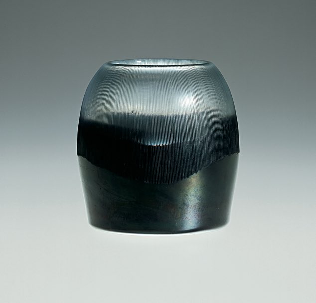 olnickspanu's tweet photo. Thomas Stearns created this beautiful vessel, ‘Nebbia lunare,’ in 1962 using heavily iridized black blue glass for the lower portion and clear glass with fine vertical cuts in the top portion. The two portions are separated by an “inciso” asymmetrical band. #ThomasStearns #Glass https://t.co/PllqL0JDoK
