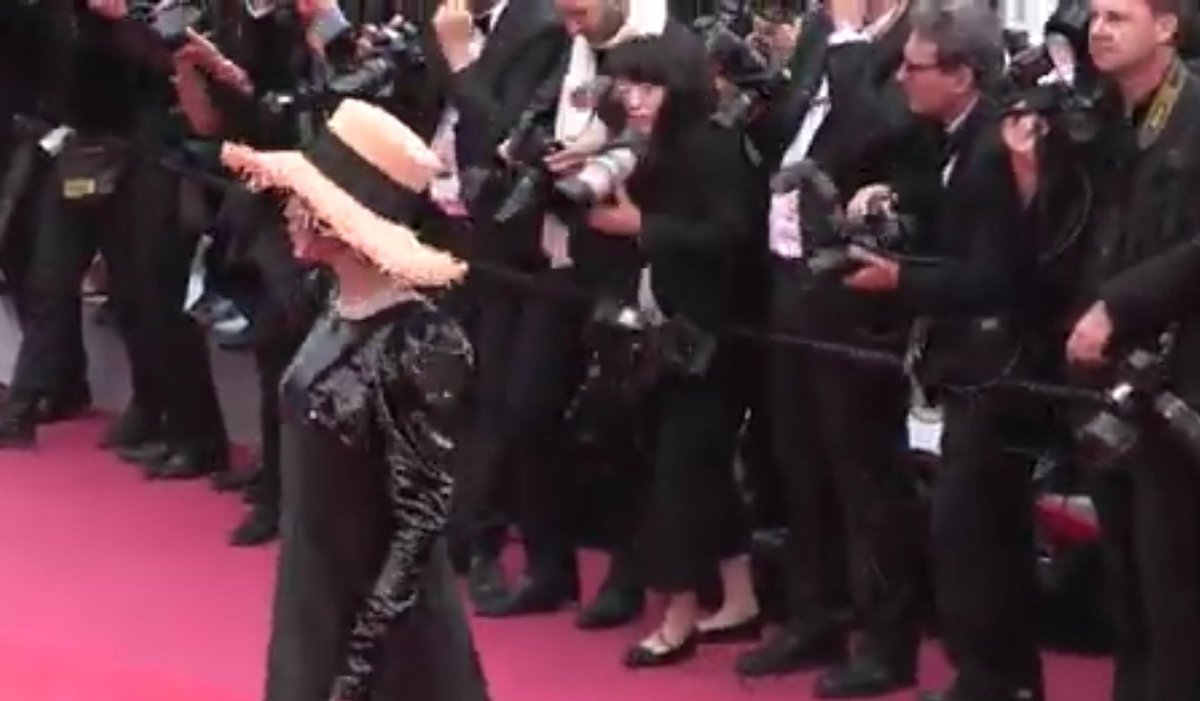 Sublime Isabelle Adjani sur le tapis rouge du Festival de Cannes ! #FestivalDeCannes #FestivalDeCannes2019 #Cannes2019 #actrice