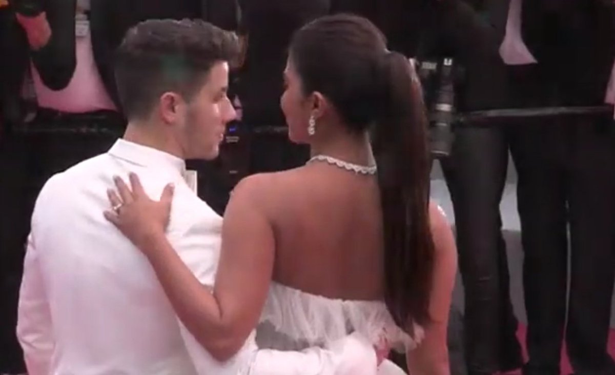 Week_people's tweet photo. Nick Jonas très amoureux au Festival de Cannes ! #NickJonas #jonasbrotherssnl #FestivalDeCannes #FestivalDeCannes2019 #Cannes2019 #actrice https://t.co/iOtx876mfg
