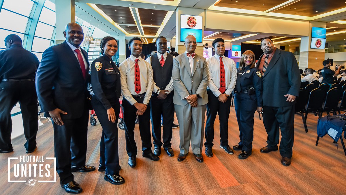 MiamiDolphins's tweet photo. This morning, we hosted the #FootballUnites @5000RoleModels Police and Youth Conference. The conference is designed to promote positive interaction between youth and law enforcement.
#DolphinsHuddleFor100 #TeamworkAtWork https://t.co/LA6aOc1gfR