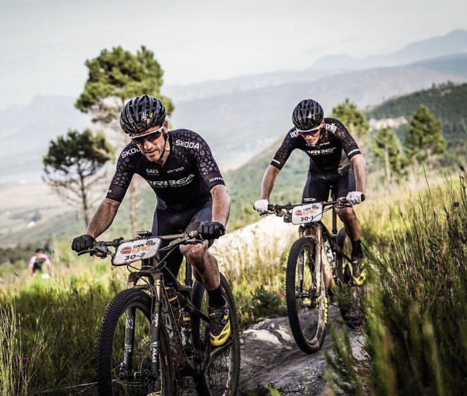 ¡Retos compartidos! Equipazo <a href="/ibzugasti/">Ibon Zugasti</a> <a href="/AleixEspargaro/">Aleix Espargaró</a>  📷@orbeafactoryteam #sportnutrition #isostarspain