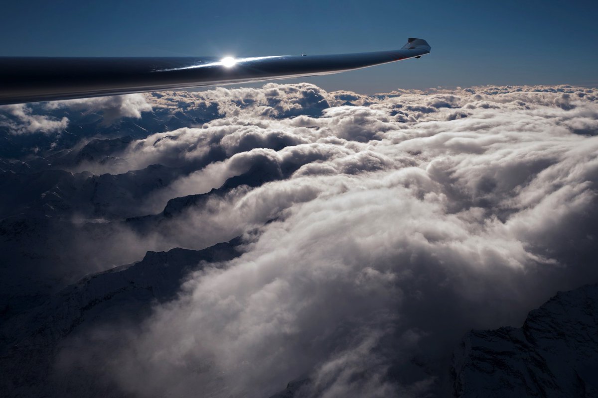 FlyingBul's tweet image. Flying waves with Alain Poulet, by Aniko Molnar from Vinon - @vinonsoaring